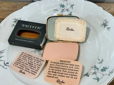 VTG. REVLON PETITE LOVE PAT PRESSED POWDER GOLD DIAMOND COMPACT CREAMY IVORY NEW