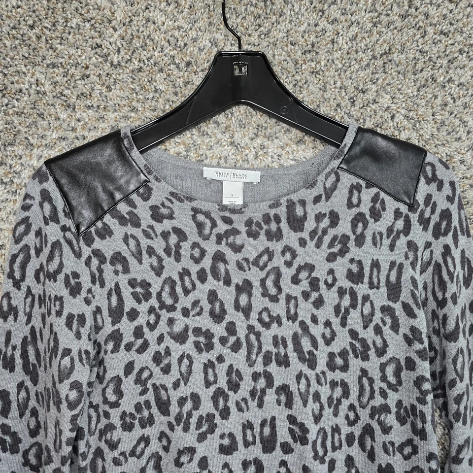 Top para mujer White House Black Market pequeño gris estampado animal tejido imitación cuero Foto 4 de 4