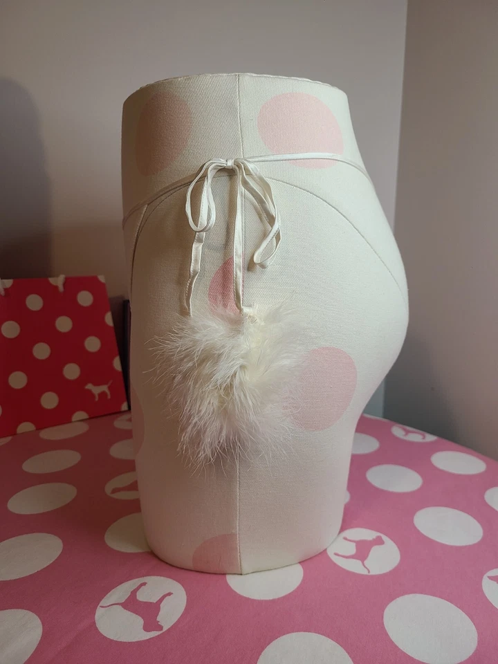 Nuevo con etiquetas Tanga Panty Victoria's Secret Seda Pom-Pompón Corbata Lateral Talla Lg 🤍 RARO Foto 4 de 4