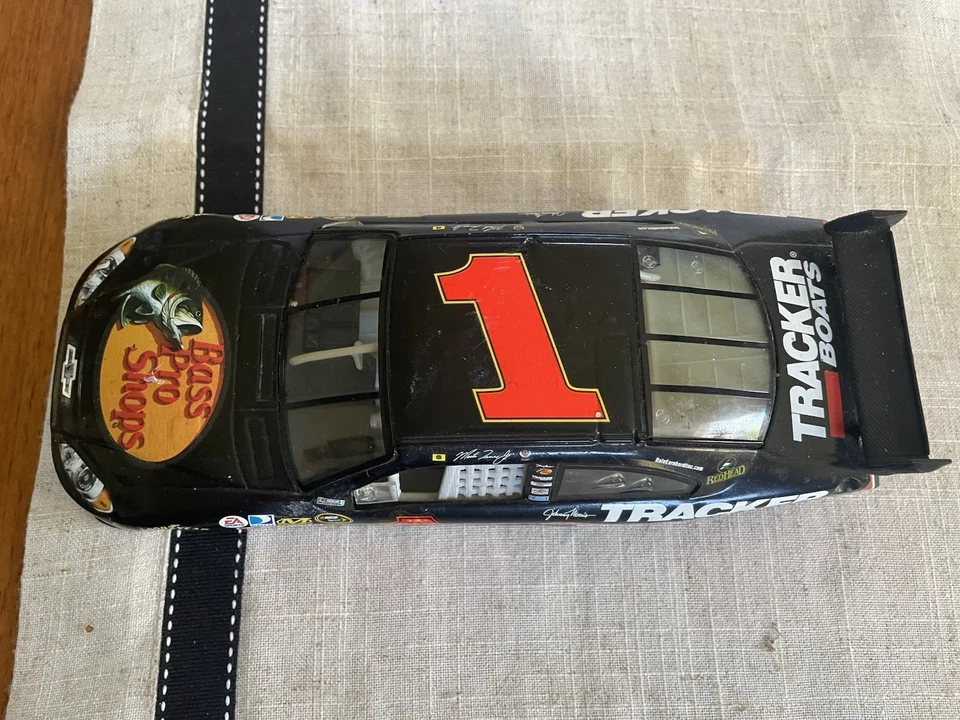 Barcos rastreadores Martin Truex Jr #1 Bass Pro Shops Chevrolet Monte Carlo Foto 4 de 4