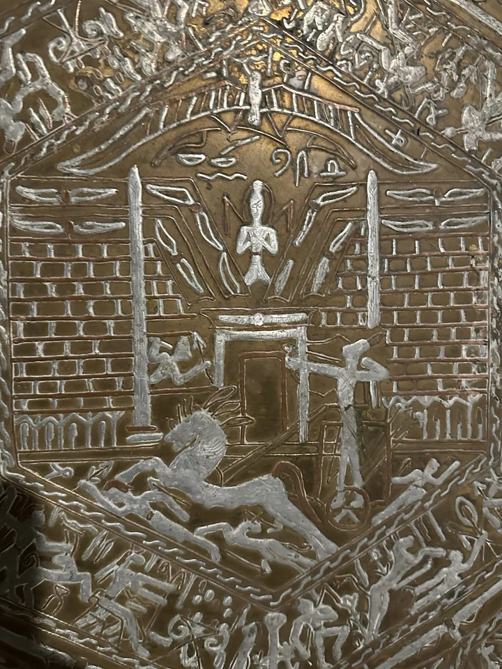 "Antigua bandeja de latón de Oriente Medio de 23,5"" con incrustaciones de plata y cobre grabada egipcia" Foto 3 de 4