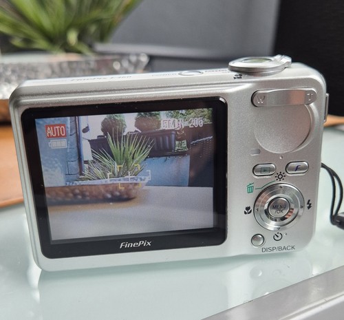 Fujifilm FinePix F460 - 5.1 MP Digital Camera Excellent Condition With Charger - Bild 2 von 8