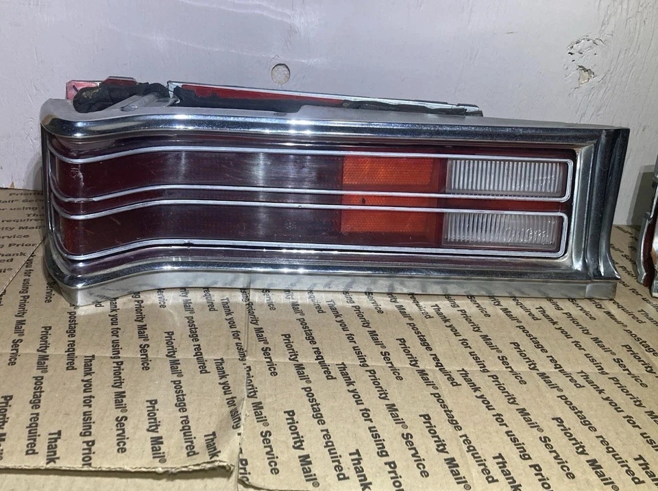 Par de luces traseras y biseles izquierda y derecha Plymouth Valiant Scamp 1974 1975 1976 OEM Foto 4 de 4