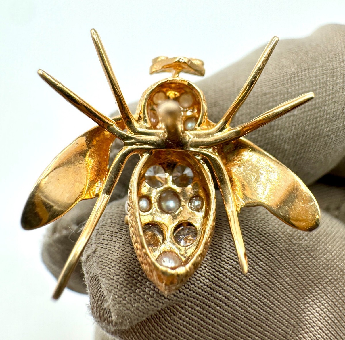 ヴィンテージ　エナメルとビーズのブローチ Vintage 1950s Solid 14K Yellow Gold Bee Brooch Pin Set With