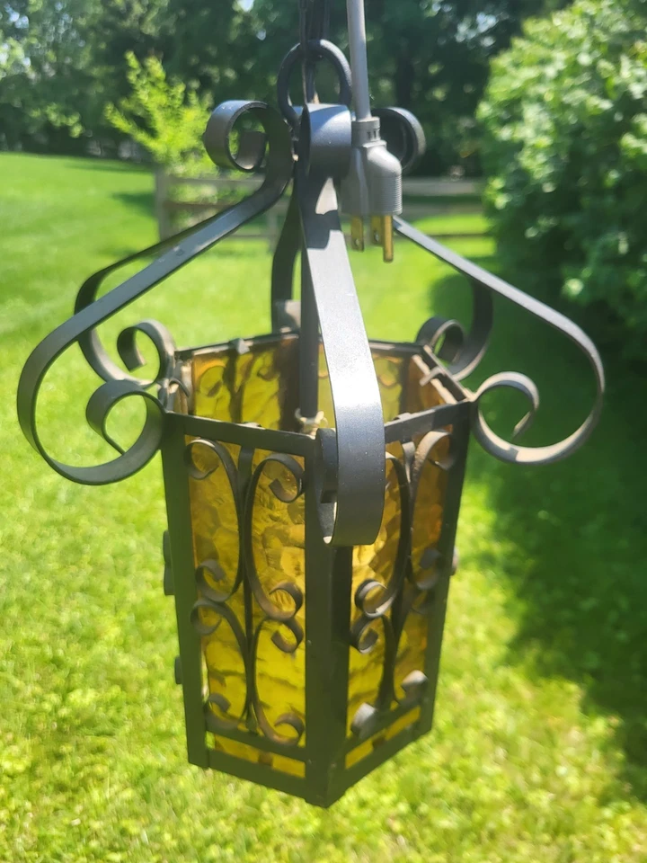 古董哥特式西班牙复兴铁琥珀玻璃吊灯灯具 — 第 2/4 张图片