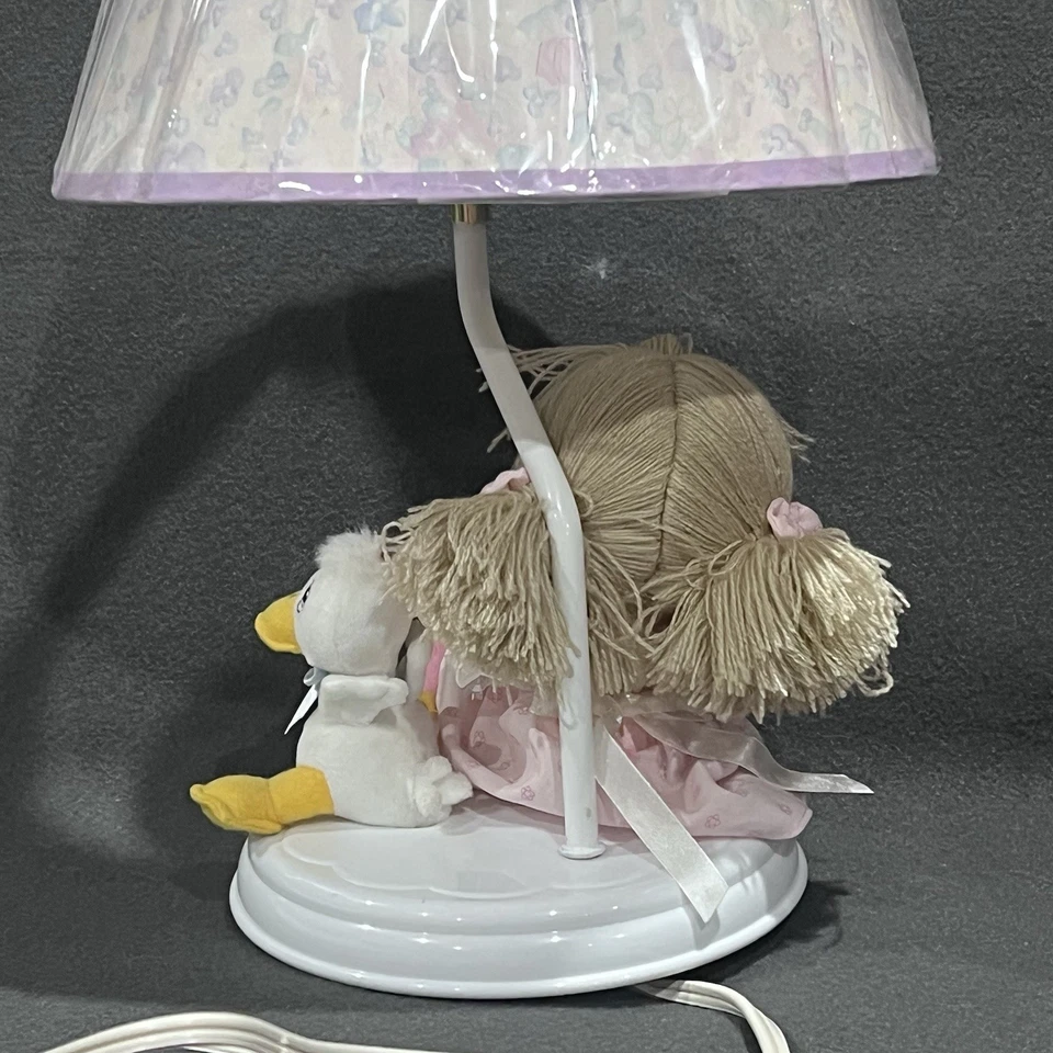 Lámpara infantil Precious Moments 1999 vintage - niña con pato / Luv N’ Care - usada en excelente estado Foto 4 de 4