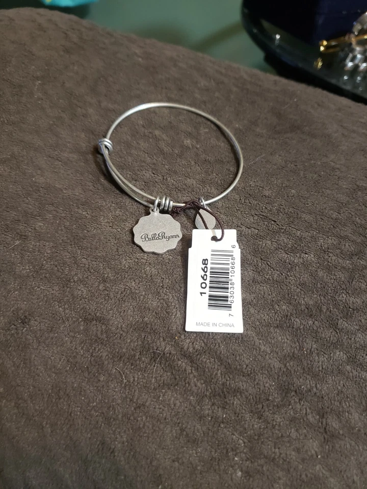 Pulsera brazalete Bella Ryann tono plata expandible inicial "N" encanto Foto 2 de 2