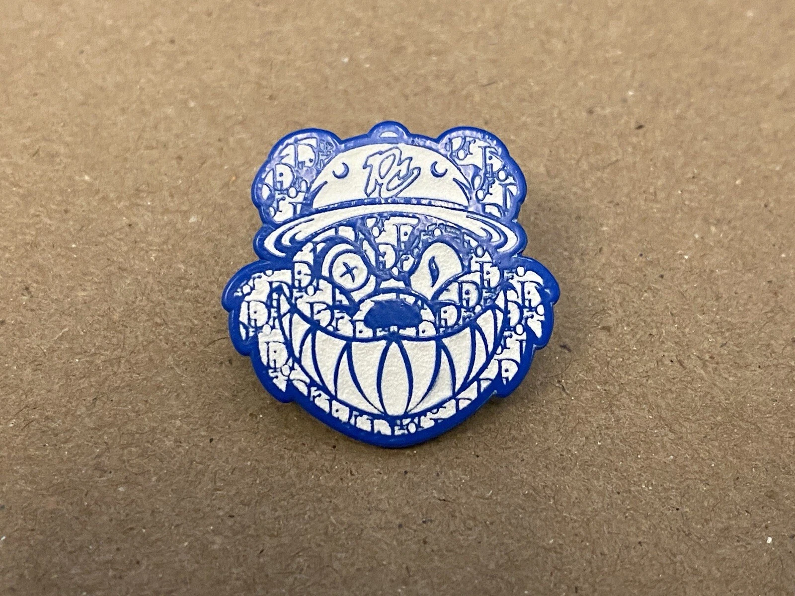 Pinzcity Dior Royal Bleu Blanc Neige Effrayant Ours Chapeau Broche Brille dans le Noir Mystère