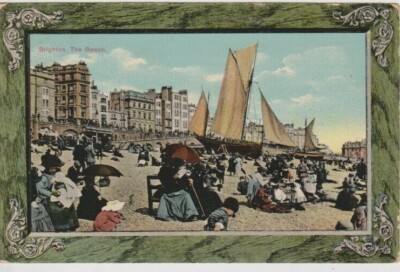 BRIGHTON - EINE GESCHÄFTIGE STRANDSZENE (GESTECKT) FARBIGE POSTKARTE (1911)