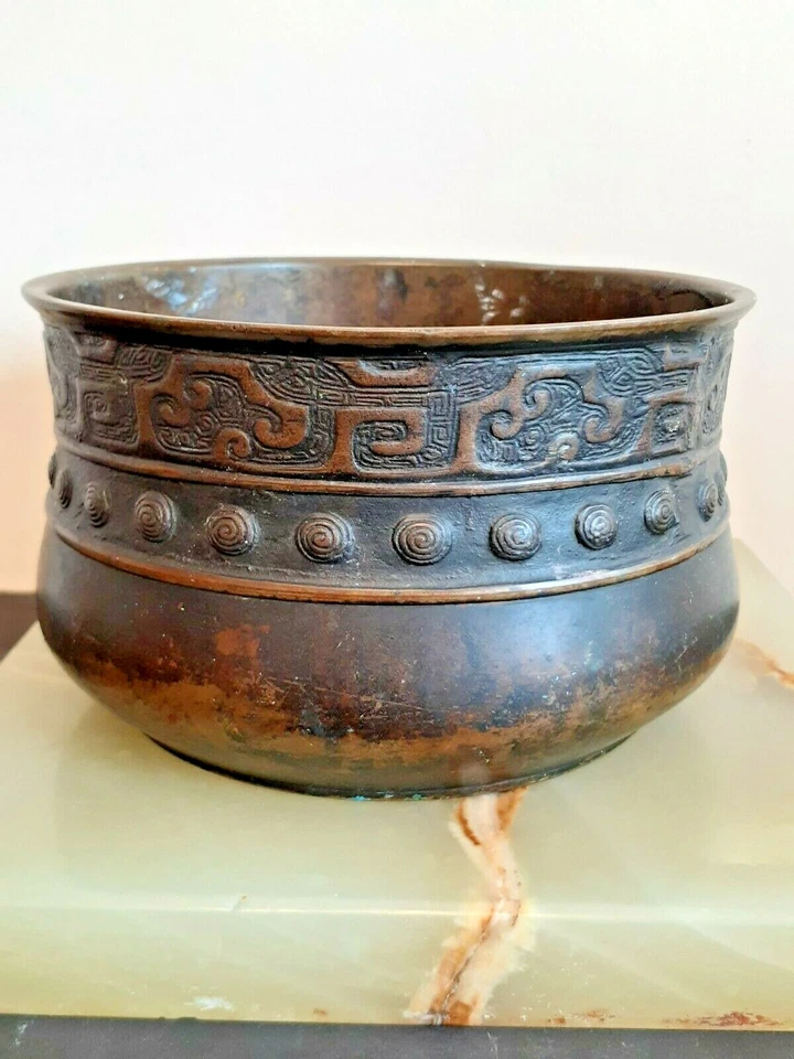 Antiguo vaso brasero incensario de bronce ritual estilo arcaico chino del siglo XIX. Foto 2 de 4