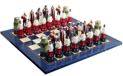 HM The Queen's ''Diamond Jubilee'' Commemorative handbemaltes Schachspiel mit Brett
