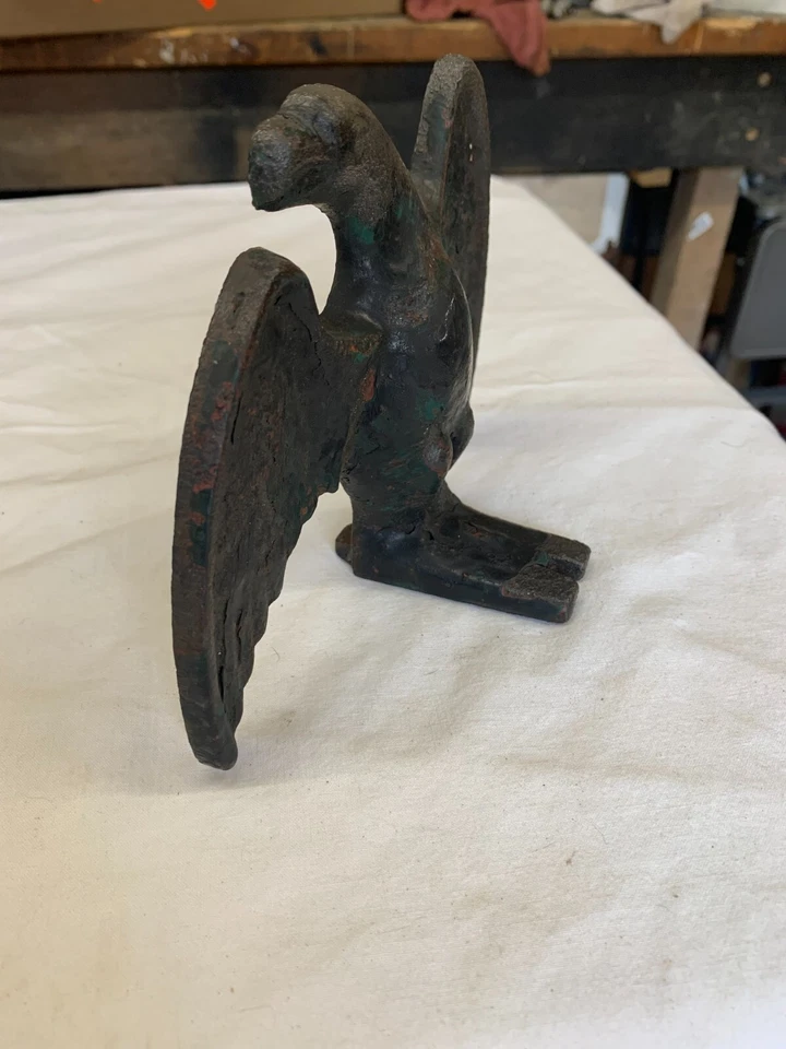 Tope de puerta de hierro fundido con aspecto de águila decoración derecha valla de techo arquitectura rescatada Foto 2 de 4