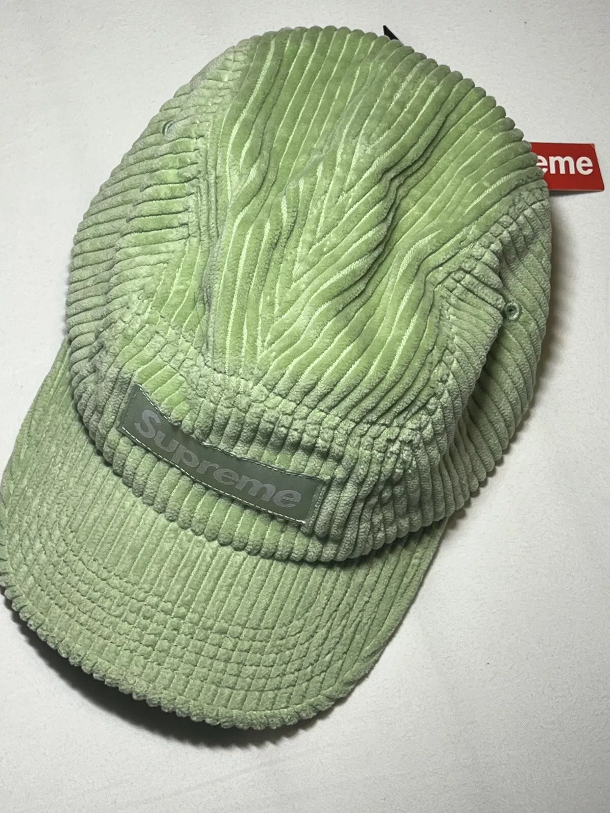 Chapeau de camp en velours côtelé Supreme® neuf. Vert pâle menthe SS22