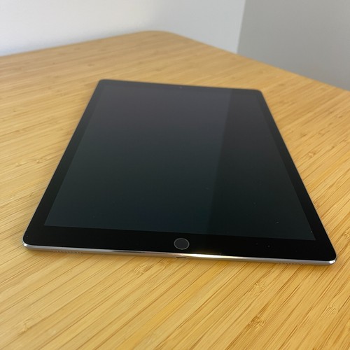 Apple iPad Pro 12.9" 1st Gen 128GB, Space Grey, Wi-Fi + Cellular - Poor battery - Picture 4 of 9