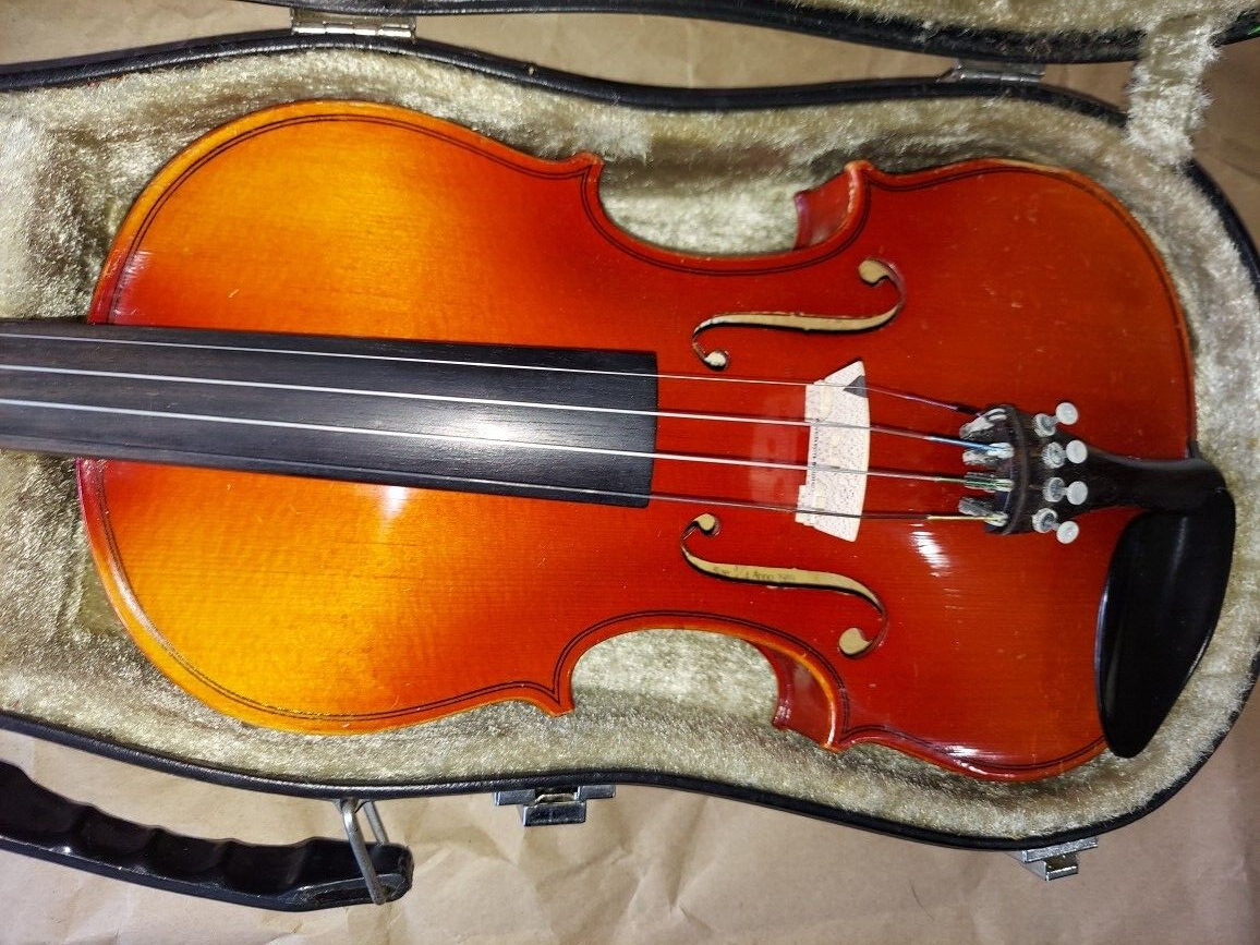 Suzuki 220 (3/4 Size) Violin, Japan, 1989. w/ case & bow