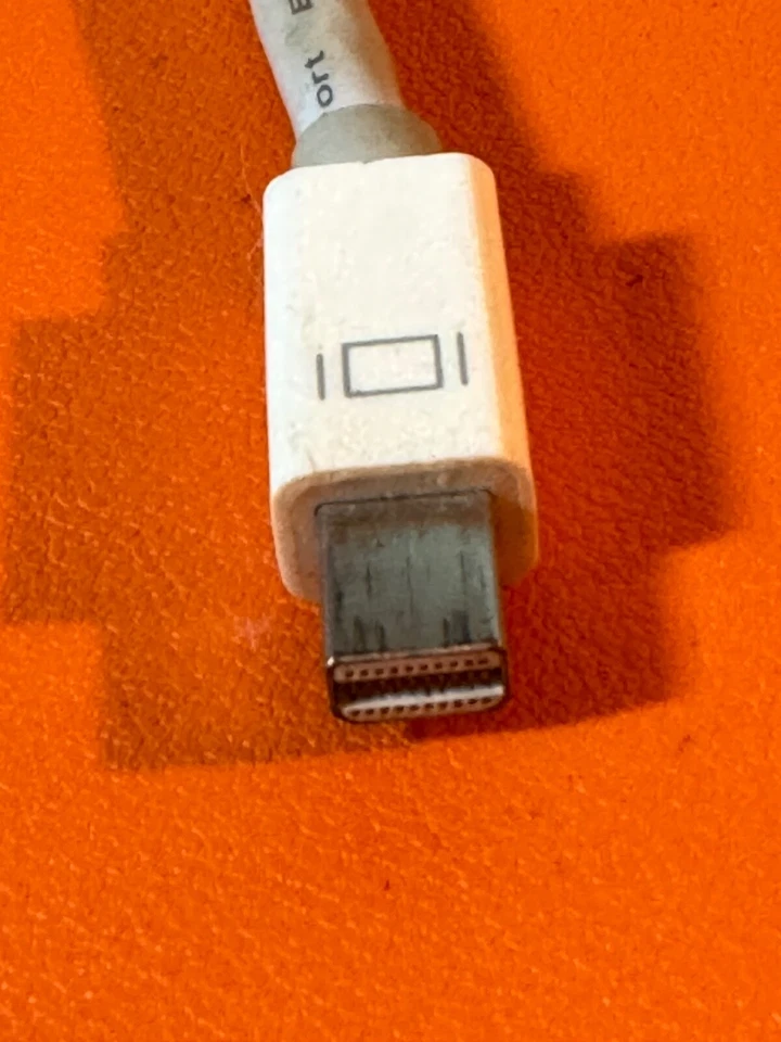 Apple Mini DisplayPort (Thunderbolt 2) to VGA Adapter MB572Z/B A1307 - Image 3 of 4