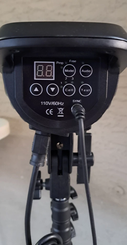 批量 2 件 StudioPRO F121-200 单灯闪光灯 带三脚架 — 第 3/4 张图片