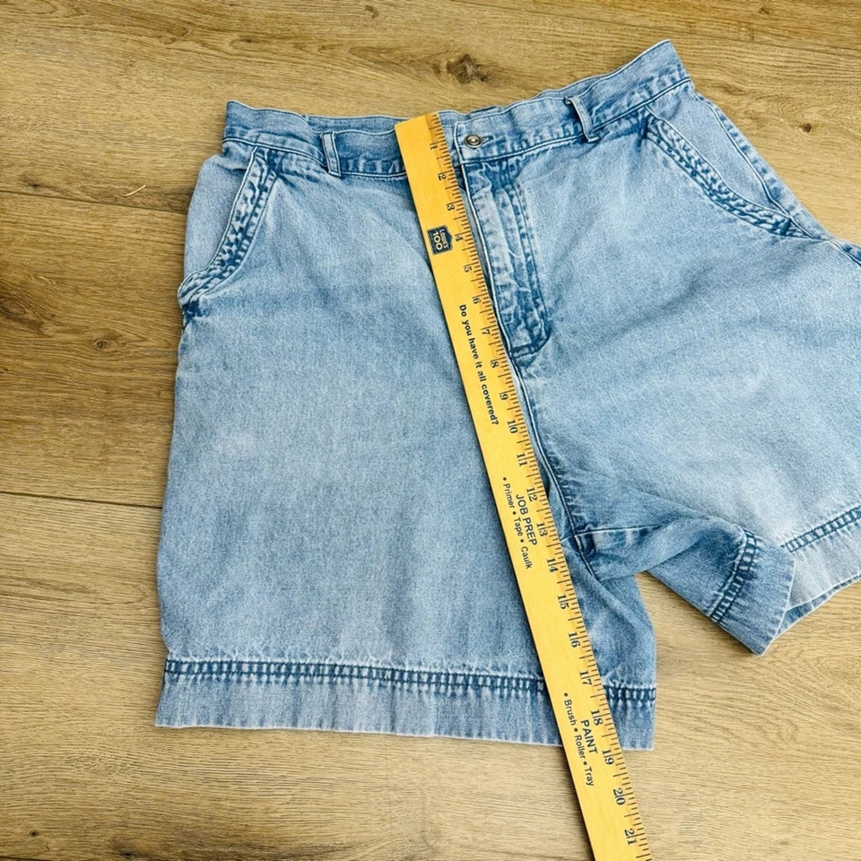 Studio Works vintage style light wash Women's Stretch Jean Shorts Size 14 - Image 3 of 4