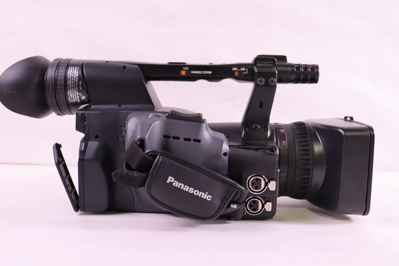 PANASONIC AGHPX170P P2 HD SOLIDSTATE CAMCORDER WITH CASE & MICROPHONE