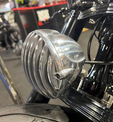 Custom Chopper Bobber Cafe Scheinwerfer gewellter Scheinwerfer Alu Rippengrill 