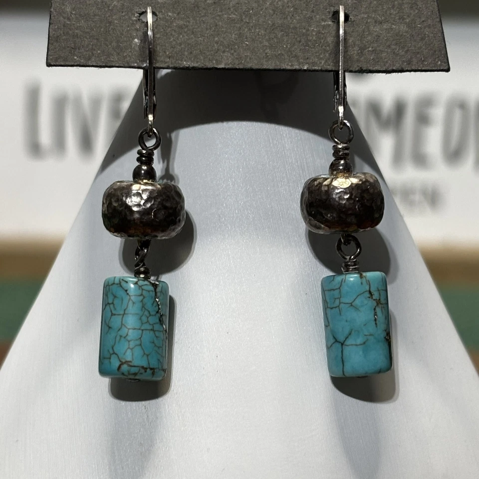 Hermosos aretes perforados de howlita teñidos de plata de ley Foto 3 de 4