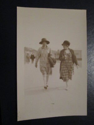 Postkarte - Frauen, die am Abschlussball entlang laufen (Mr. Snaps, Felixstowe) Unpostet
