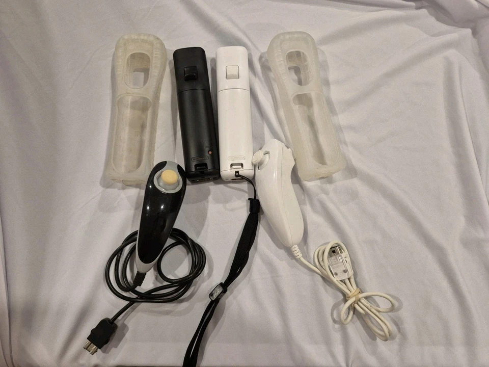 Wii Controller Wiimote Nintendo TWO set with Nunchuks and Silicone cases *Tested - Image 2 of 3