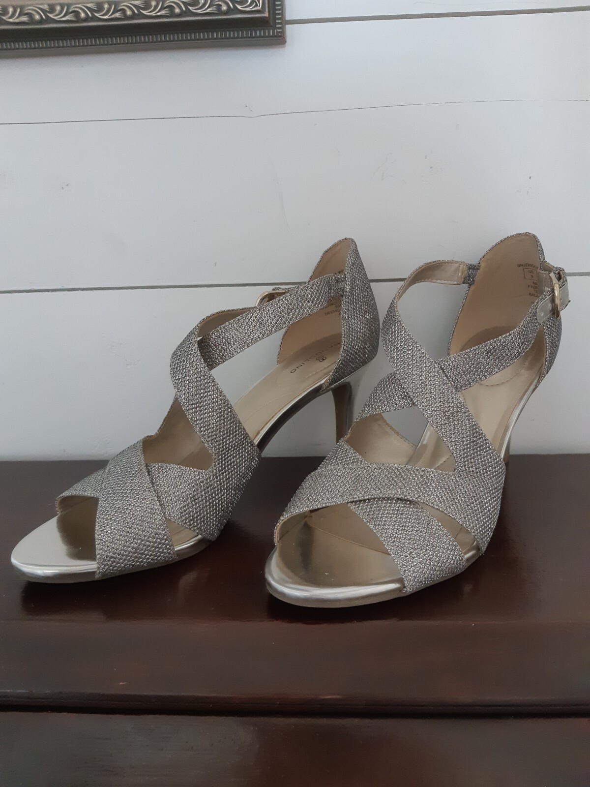 Women's Silver Bandolino Size 9 Strappy Sandals
