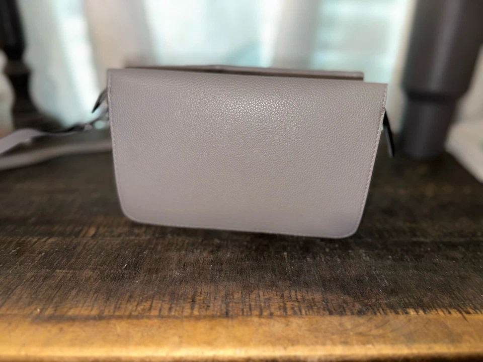 Bolsa tiracolo Victorias Secret cinza Chevron acolchoada em V cravejada - Imagem 4 de 4