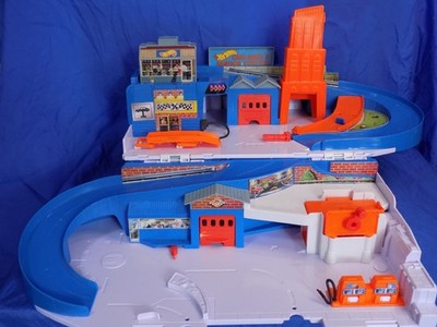HOT WHEELS CAR WASH & SERVICE STATION STO & GO Fold Up Playset Gray Mattel 2015