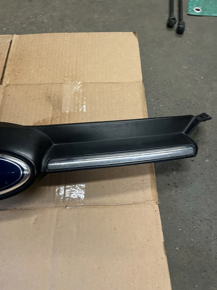Parrilla superior delantera negra para Ford Focus 2012-2014 con moldura cromada OEM Foto 3 de 4