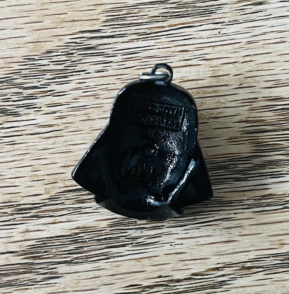 1977 Darth Vader Helmet Necklace Charm - Vintage Star Wars 20th Century Fox — 第 4/4 张图片
