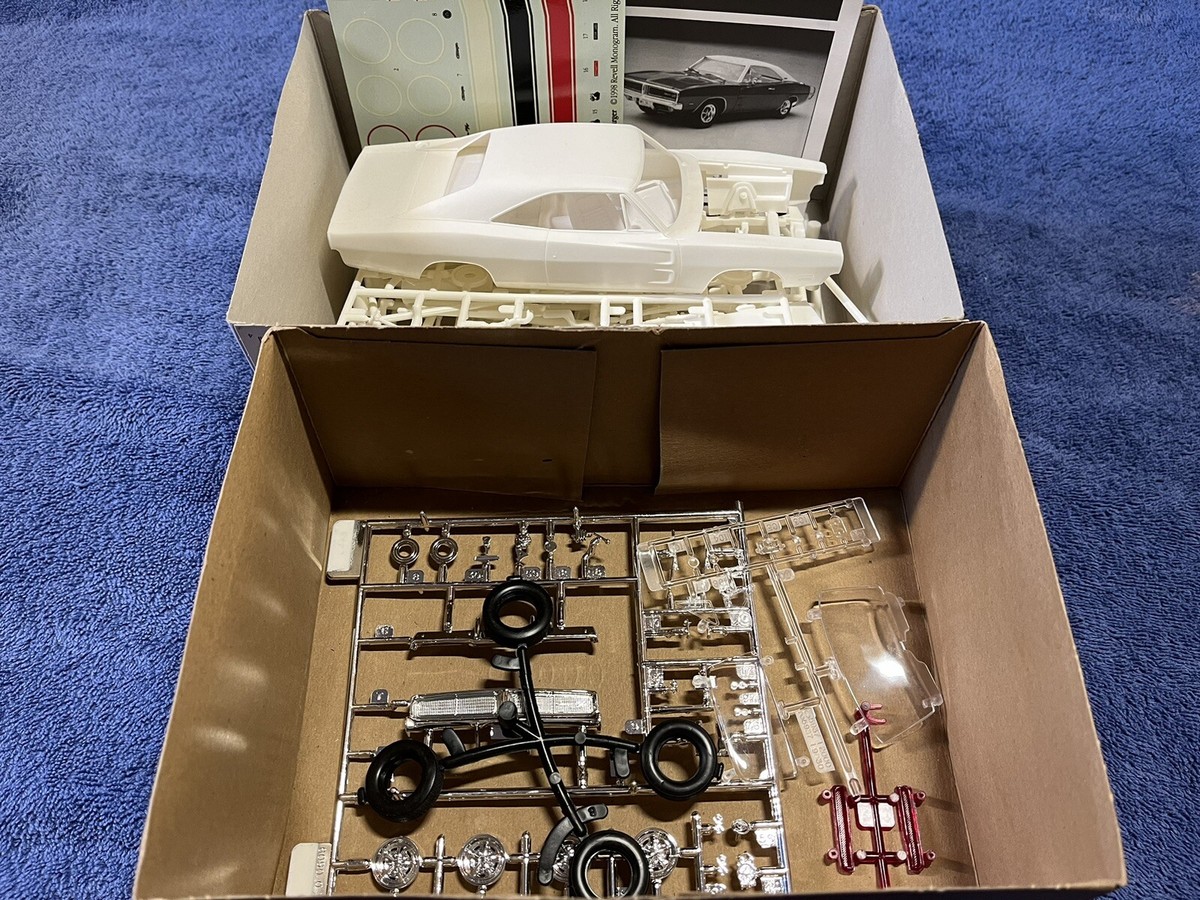Revell Monogram 1/25 '69 Dodge Charger Kit #85-2546 | eBay