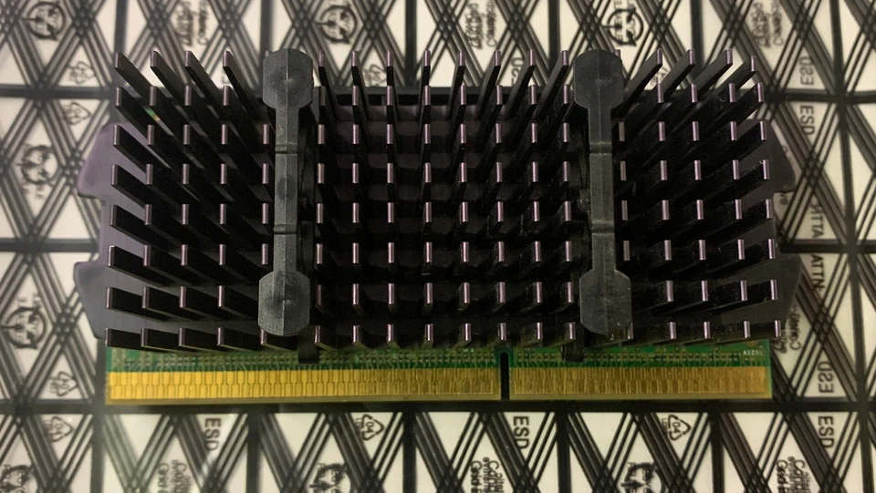 Intel Pentium III SL3F7 550/512/100/2.0V S1 0.55GHz CPU Processor - Image 3 of 4