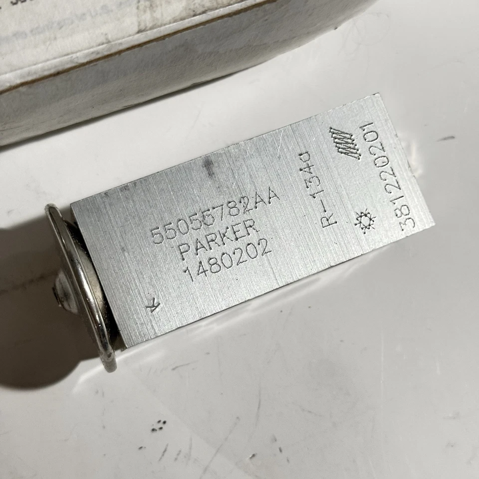 Válvula de expansión de CA Mopar OEM para Dodge B1500 B2500 B3500 Ram 1500 Van 55055782AA Foto 3 de 3