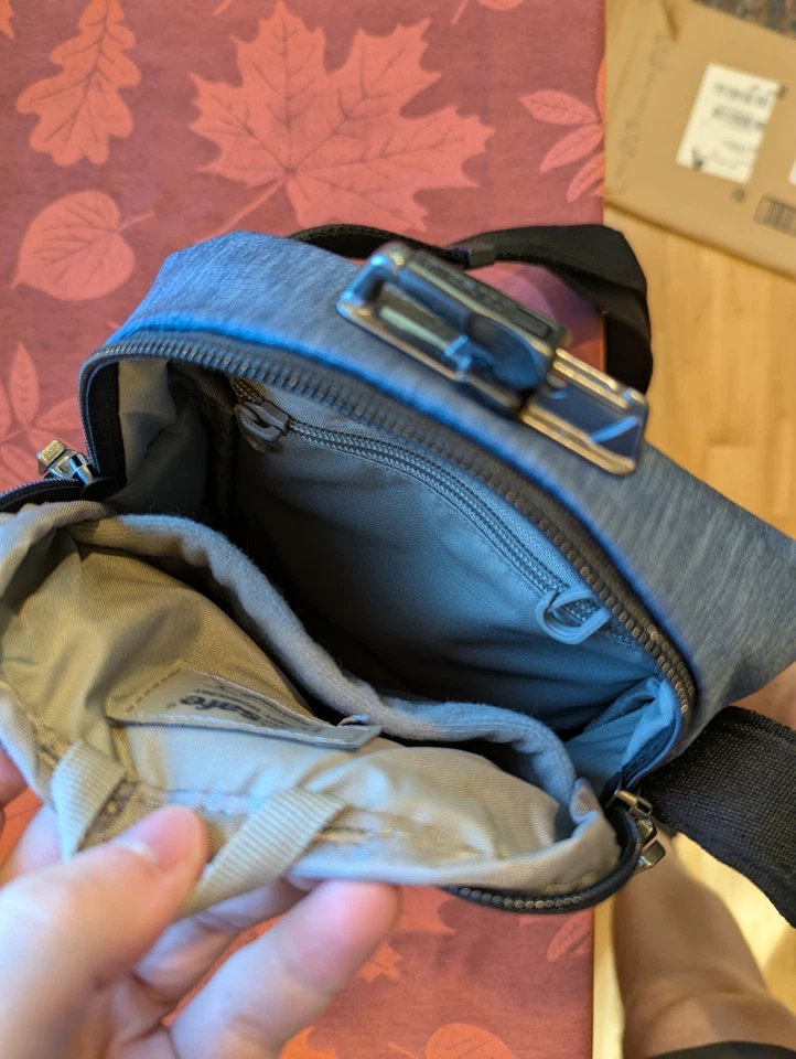 Bandolera vertical antirrobo Metrosafe X - Denim oscuro - Excelente estado Foto 4 de 4