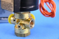 Parker Hannifin 04F30C2104AAFEC05 3 Way Solenoid Valve Fluid Air Water Oil 1/4