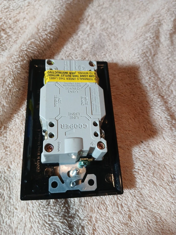 Dispositivos de cableado Cooper ~ Interruptor combinado ShockSentry/GFCI negro nuevo 2006 Foto 3 de 4