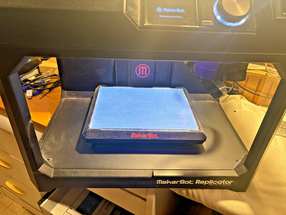 MAKERBOT Replicator Desktop 3D Printer w/ Smart Extruder+ Magnetic Print Head - Image 4 of 4