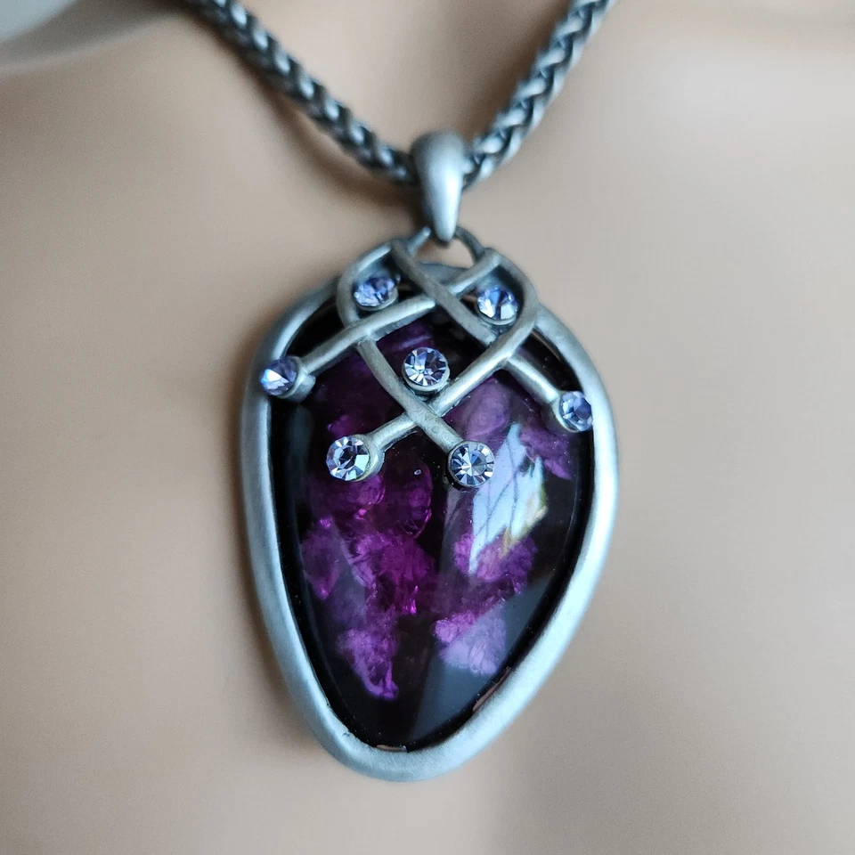 Ремесленник вдохновленный фиолетовый смолы цветок подвеска ожерелье с хрустальными акцентами - Изображение 2 из 4