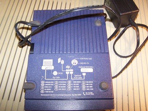 Zip 100 External SCSI drive for Macintosh or PC - Picture 2 of 3