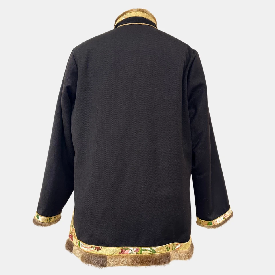 Abrigo negro mongol/tibetano forrado de piel vintage con detalles de brocado dorado Foto 3 de 4