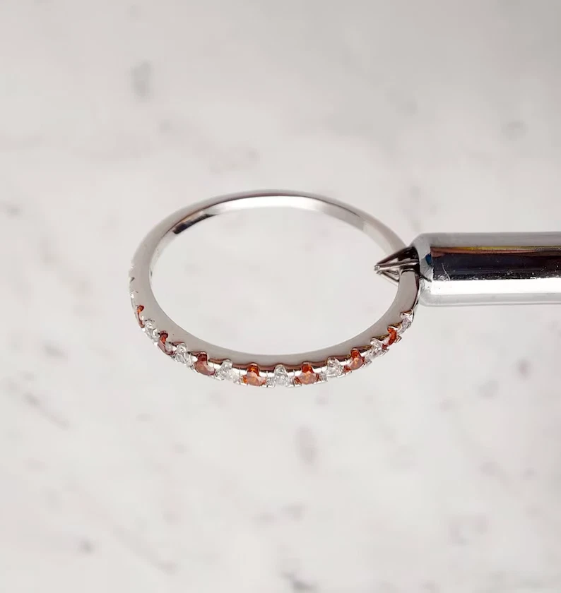 Anillo Banda Media Eternidad Chapado en Oro Blanco 14k Rubí Rojo Simulado Corte Redondo 2 Ct Foto 3 de 4