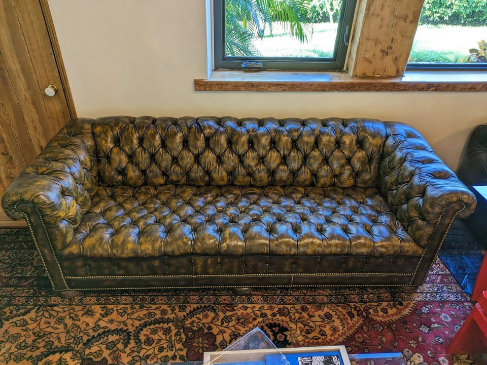 Antiguo sofá acolchado de cuero marrón/amarillo Chesterfield RARO Foto 2 de 4