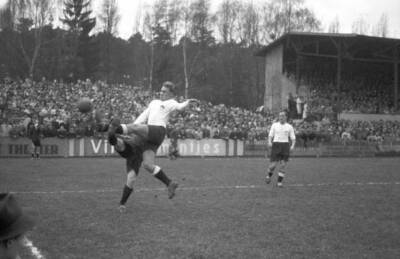 An action scene from match between Kickers Offenbach SpVgg Fuerth - 1951 Photo 4