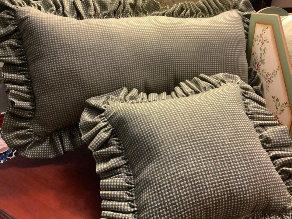 (2) Travesseiros pequenos xadrez e com babados verdes/brancos~2 tamanhos~algodão/excelente~BOM~ - Imagem 2 de 4