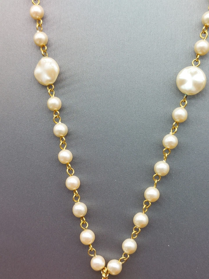 Collar Firmado Liz Claiborne Tono Oro Blanco Imitación Perlas Y Colgante Ovalado 34" Foto 4 de 4