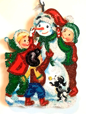 KIDS & PUP, Building SNOWMAN  * Glitter WOOD - CHRISTMAS ORNAMENT * Vtg Img
