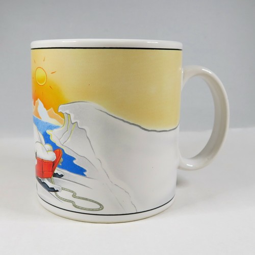 Taza de café de la marca Coca-Cola de la década de 1990 de Sakura Polar Bear dormida en trineo - Imagen 3 de 6