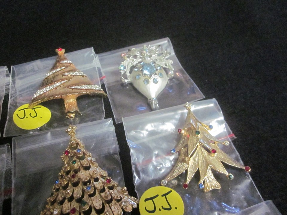 Vintage Enamel Rhinestone Christmas Tree Pin Brooch Designer Jewelry